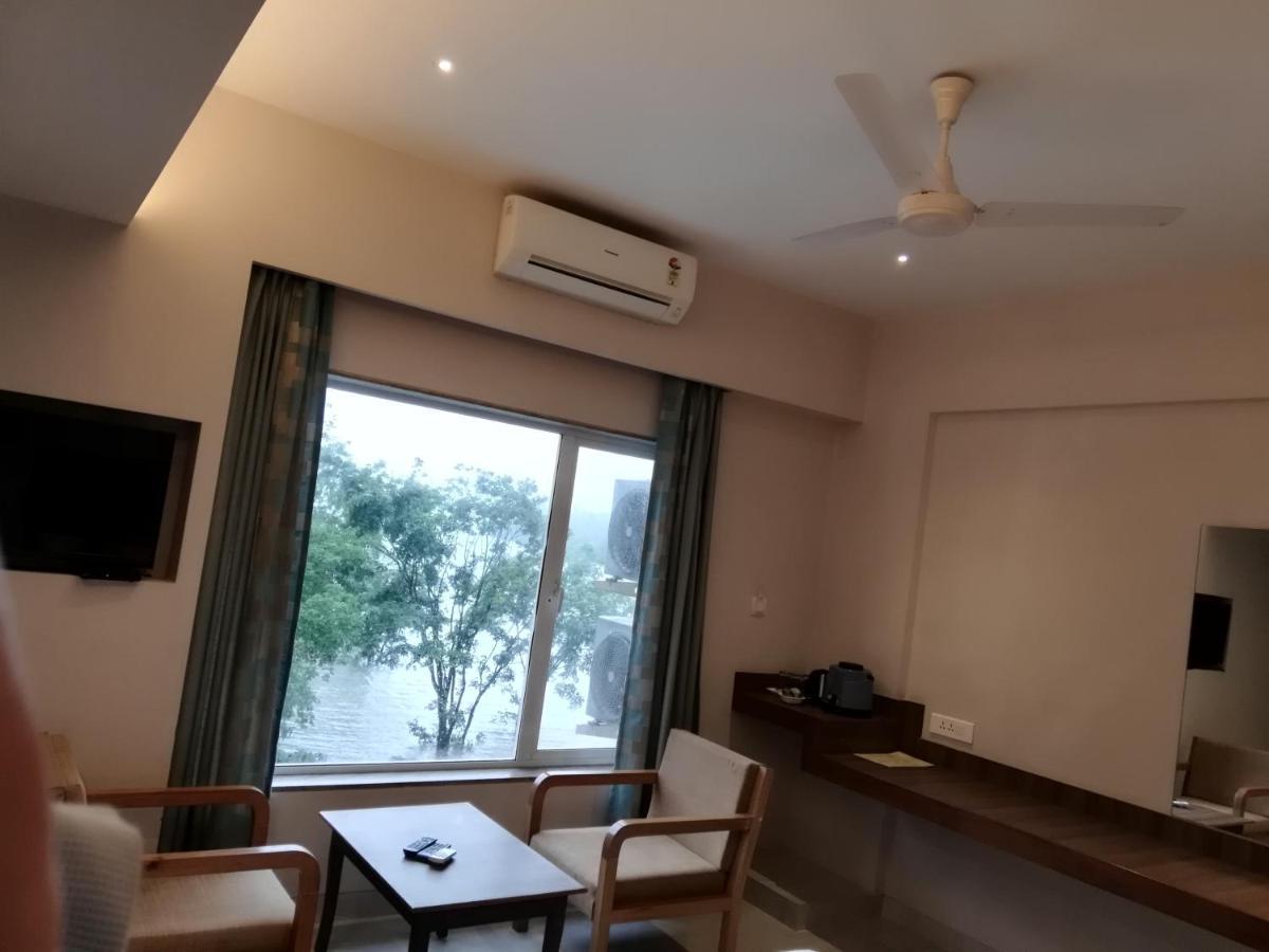 Lake View Resort Лонавала Экстерьер фото